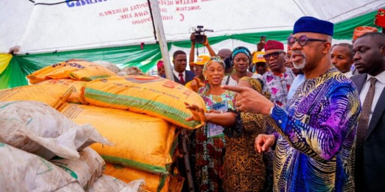 Ogun State Distributes 24,000 Bags of Fertilizer to Farmers to Combat Food Inflation