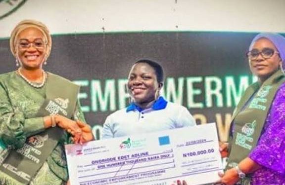 Nigeria’s First Lady Disburses N50m Grants to 1,000 Women Entrepreneurs in Ogun, Expands Access to Small Business Capital